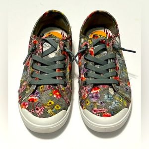 Blowfish Women’s Slip on Sneakers with a Floral print, white sole. Size 7.5